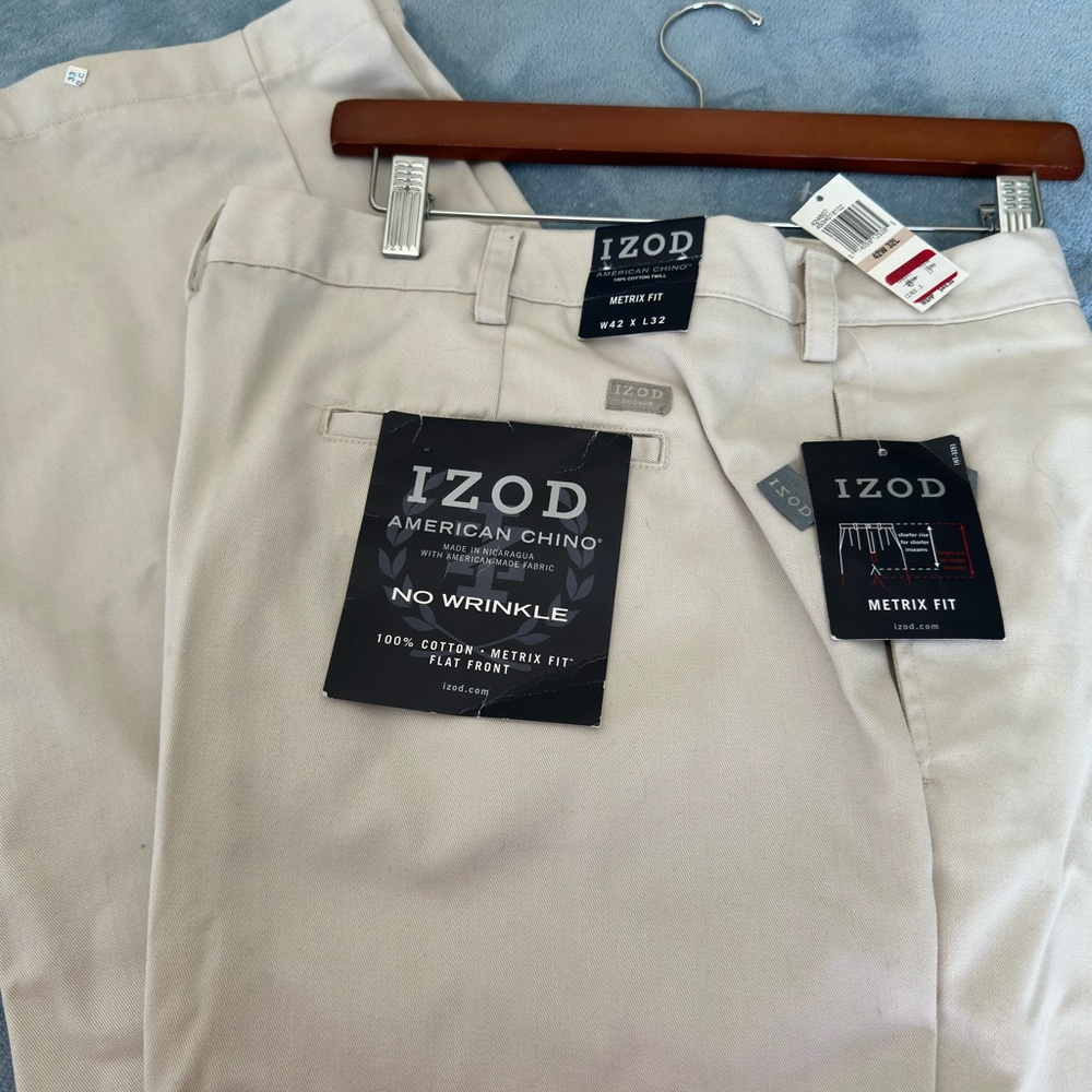 IZOD Men's Light Khaki Chino Pants
